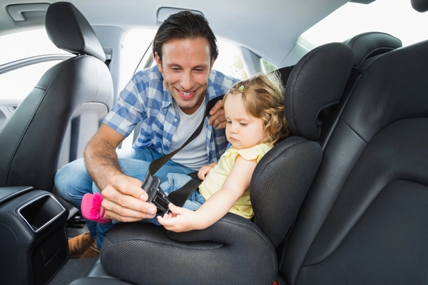 Mit Kindern im Auto unterwegs – Nie ohne Sitz - ACE